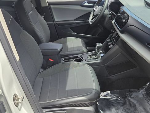 Certified 2023 Volkswagen Taos SE FWD image 16