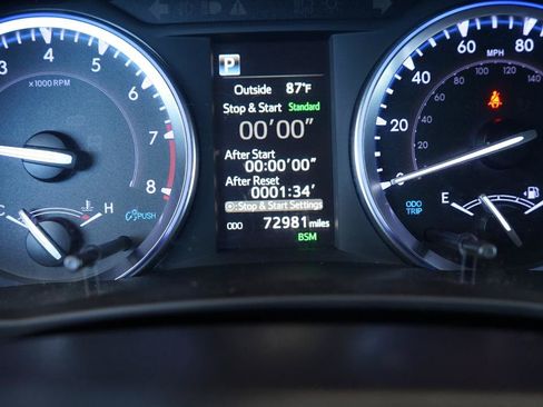 Used 2019 Toyota Highlander SE w/ Nightshade Edition FWD image 14