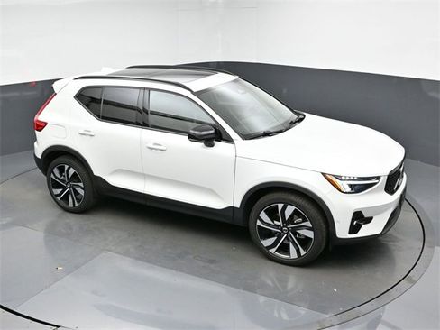 Used 2023 Volvo XC40 B5 Plus w/ Protection Package Premier image 44