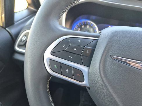 Used 2025 Chrysler Pacifica Select FWD image 19