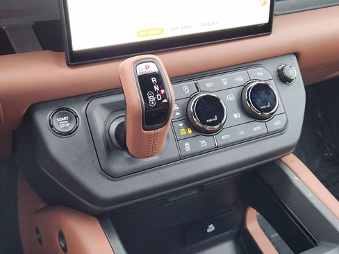 Used 2025 Land Rover Defender 110 image 14