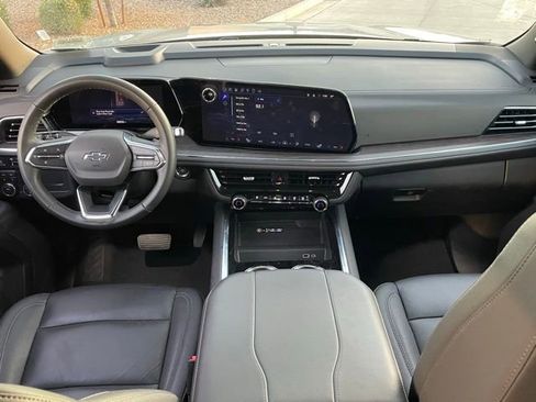 Used 2025 Chevrolet Suburban Z71 image 12