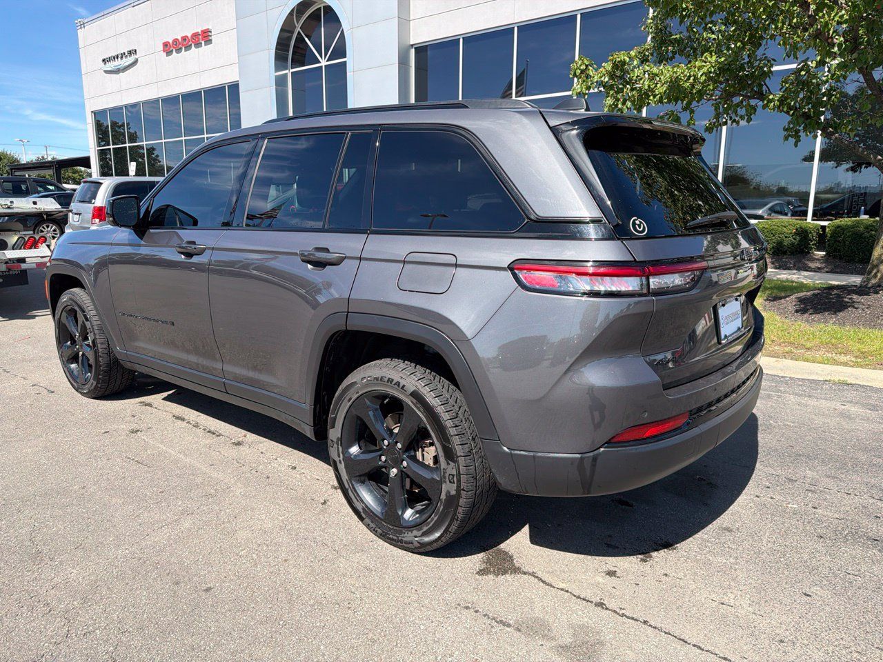 Used 2023 Jeep Grand Cherokee Altitude AWD/4WD image 6