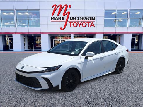Used 2025 Toyota Camry SE w/ Convenience Package FWD image 1