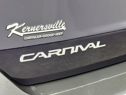 Used 2025 Kia Carnival FWD image 27