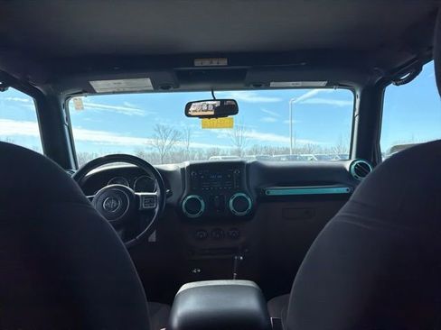 Used 2017 Jeep Wrangler Unlimited Sahara w/ Connectivity Group image 15