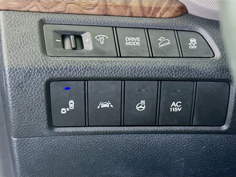 Used 2017 Hyundai Santa Fe Limited FWD image 17