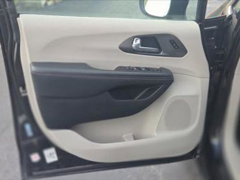 Used 2023 Chrysler Pacifica Touring-L FWD image 14
