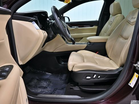 Used 2017 Cadillac XT5 Premium Luxury w/ LPO, Wheel Lock Package AWD/4WD image 5