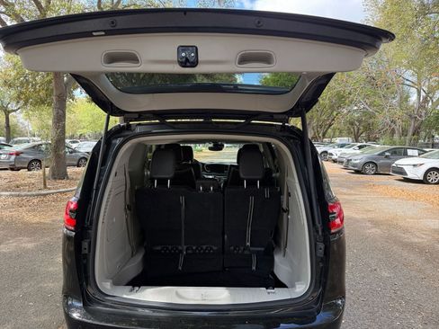 Used 2023 Chrysler Pacifica Limited image 29