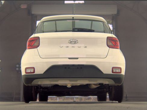 Used 2025 Hyundai Venue SEL FWD image 11