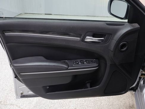 Used 2019 Chrysler 300 Touring image 13