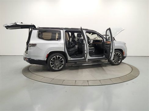 Used 2022 Jeep Grand Wagoneer Series III w/ Rear Seat Video Group 1 image 15