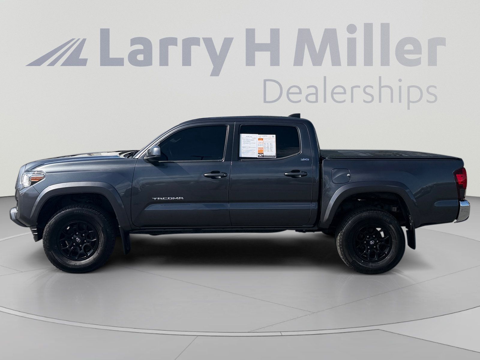 Used 2021 Toyota Tacoma SR5 RWD image 2
