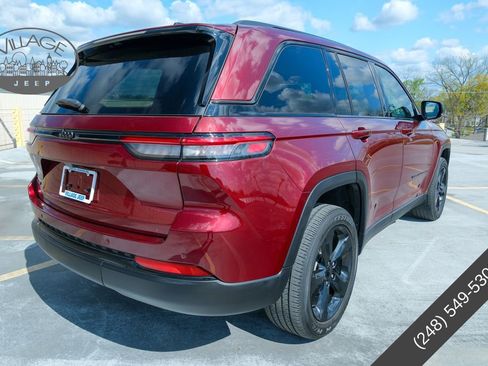 Used 2022 Jeep Grand Cherokee Altitude AWD/4WD image 3