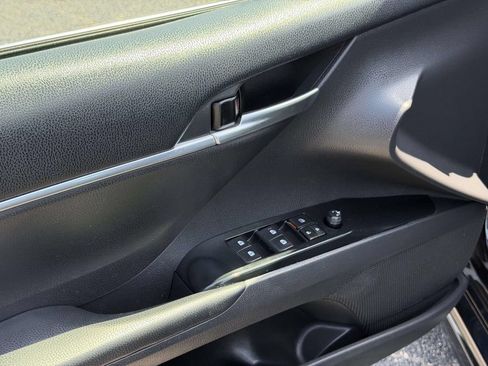Used 2018 Toyota Camry SE FWD image 17