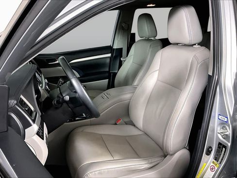 Used 2019 Toyota Highlander XLE FWD image 8