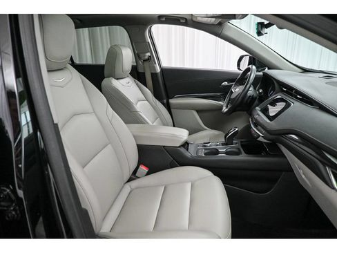 Used 2020 Cadillac XT4 Luxury w/ Cold Weather Package AWD/4WD image 18