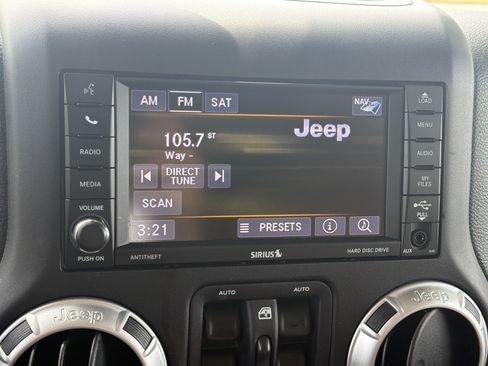 Used 2018 Jeep Wrangler Unlimited Sahara w/ Connectivity Group AWD/4WD image 7