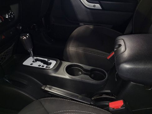 Used 2017 Jeep Wrangler Unlimited Sahara w/ Connectivity Group AWD/4WD image 26