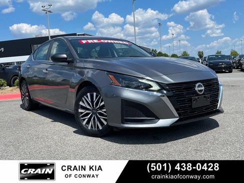 Used 2025 Nissan Altima 2.5 SV FWD image 1
