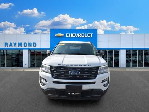 Used 2017 Ford Explorer XLT w/ Equipment Group 202A AWD/4WD image 8