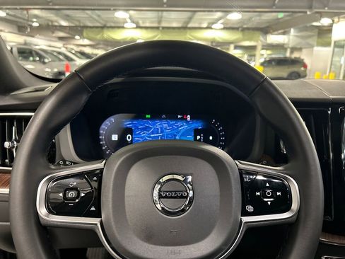 Used 2025 Volvo XC60 B5 Plus image 12