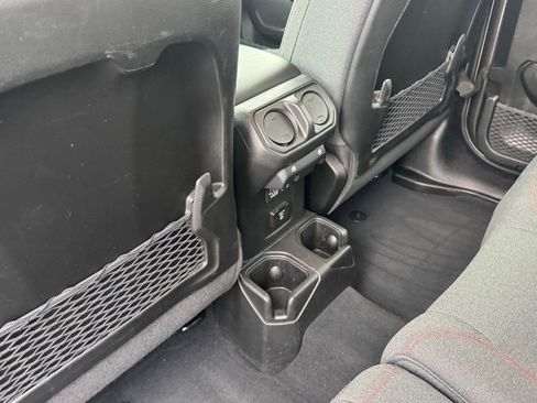 Used 2025 Jeep Wrangler Unlimited Rubicon AWD/4WD image 16