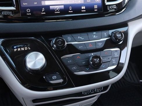 Used 2024 Chrysler Pacifica Touring-L image 19