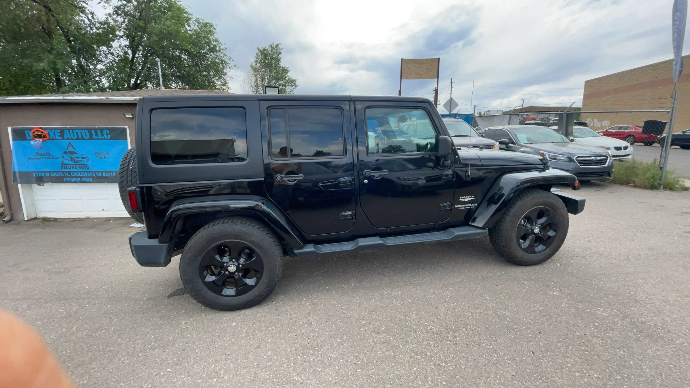 Used 2015 Jeep Wrangler Unlimited Sahara w/ Connectivity Group AWD/4WD image 7