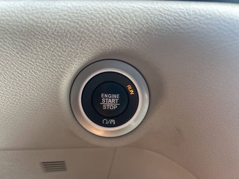 Used 2023 Chrysler Pacifica Touring-L image 25