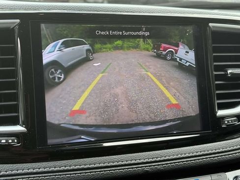 Used 2023 Chrysler Pacifica Limited FWD image 28