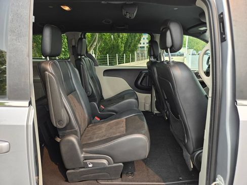 Used 2019 Dodge Grand Caravan SXT FWD image 12