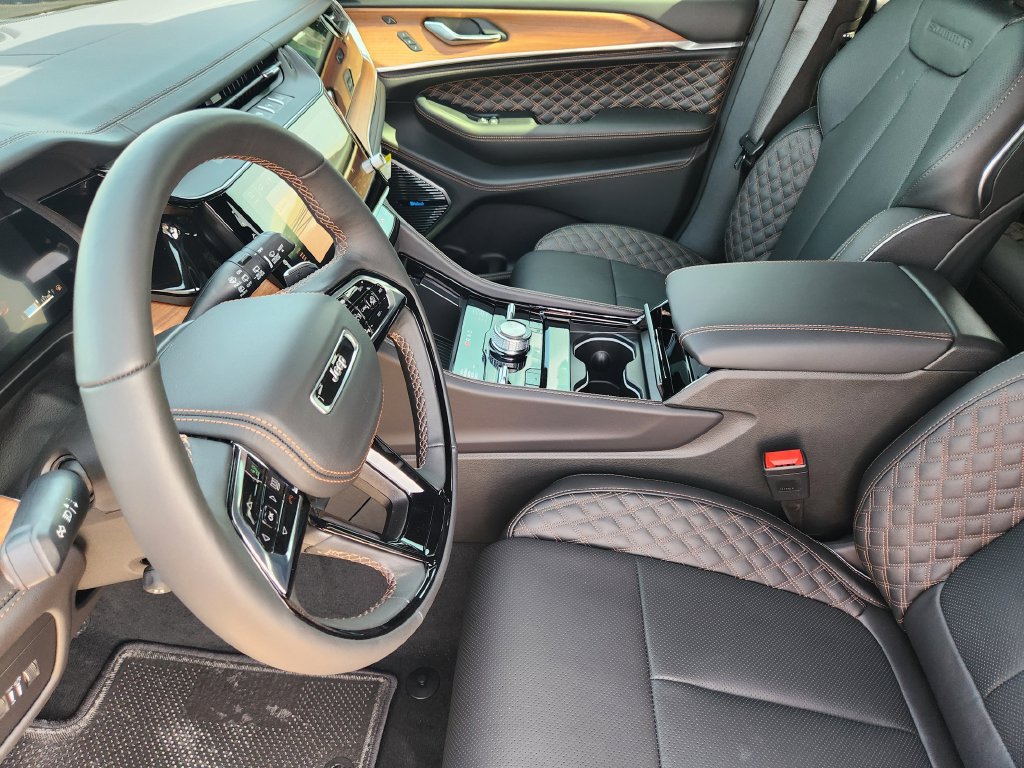 New 2026 Jeep Grand Cherokee Summit w/ Obsidian Package AWD/4WD image 10