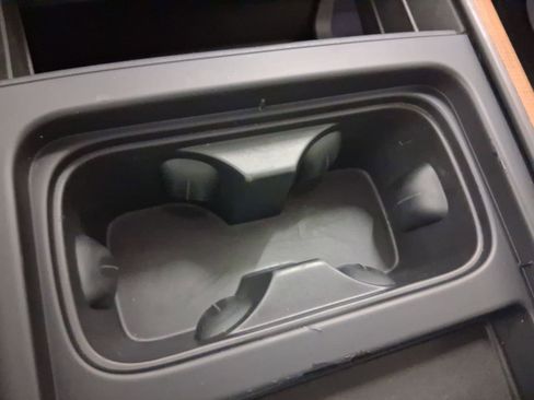 Used 2023 Land Rover Defender 110 SE image 28