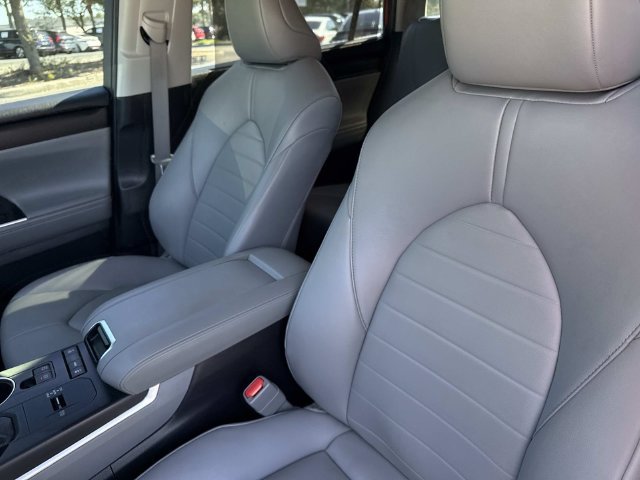 Used 2021 Toyota Highlander XLE FWD image 21