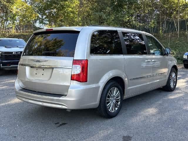 Used 2014 Chrysler Town & Country Touring-L FWD image 29