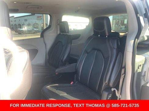 Used 2023 Chrysler Pacifica Touring-L FWD image 10