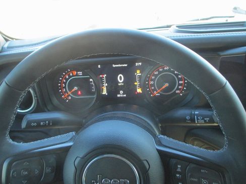 Used 2025 Jeep Gladiator Sport image 27