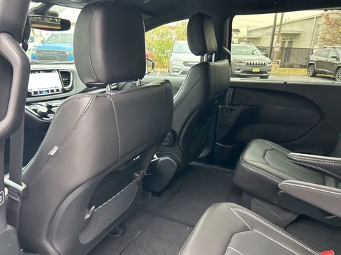 New 2026 Chrysler Pacifica Select AWD/4WD image 32