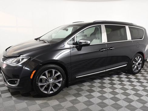 Used 2017 Chrysler Pacifica Limited w/ Advanced Safetytec Group FWD image 2
