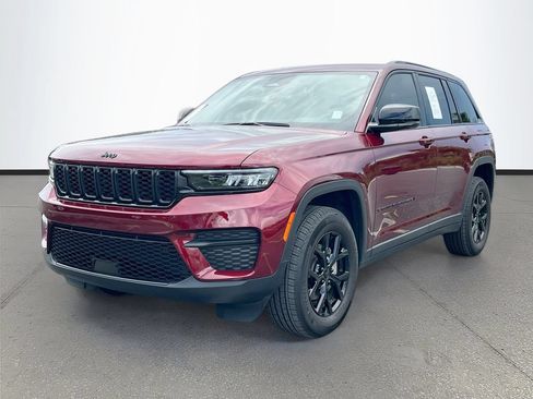 Used 2025 Jeep Grand Cherokee Altitude RWD image 3