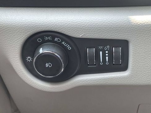 Certified 2023 Chrysler Pacifica Touring-L FWD image 28
