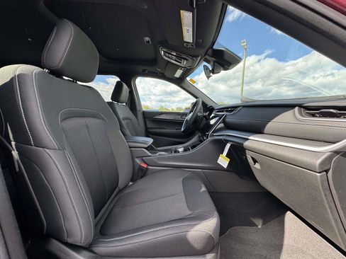 New 2025 Jeep Grand Cherokee Laredo X w/ Luxury Tech Group I AWD/4WD image 13