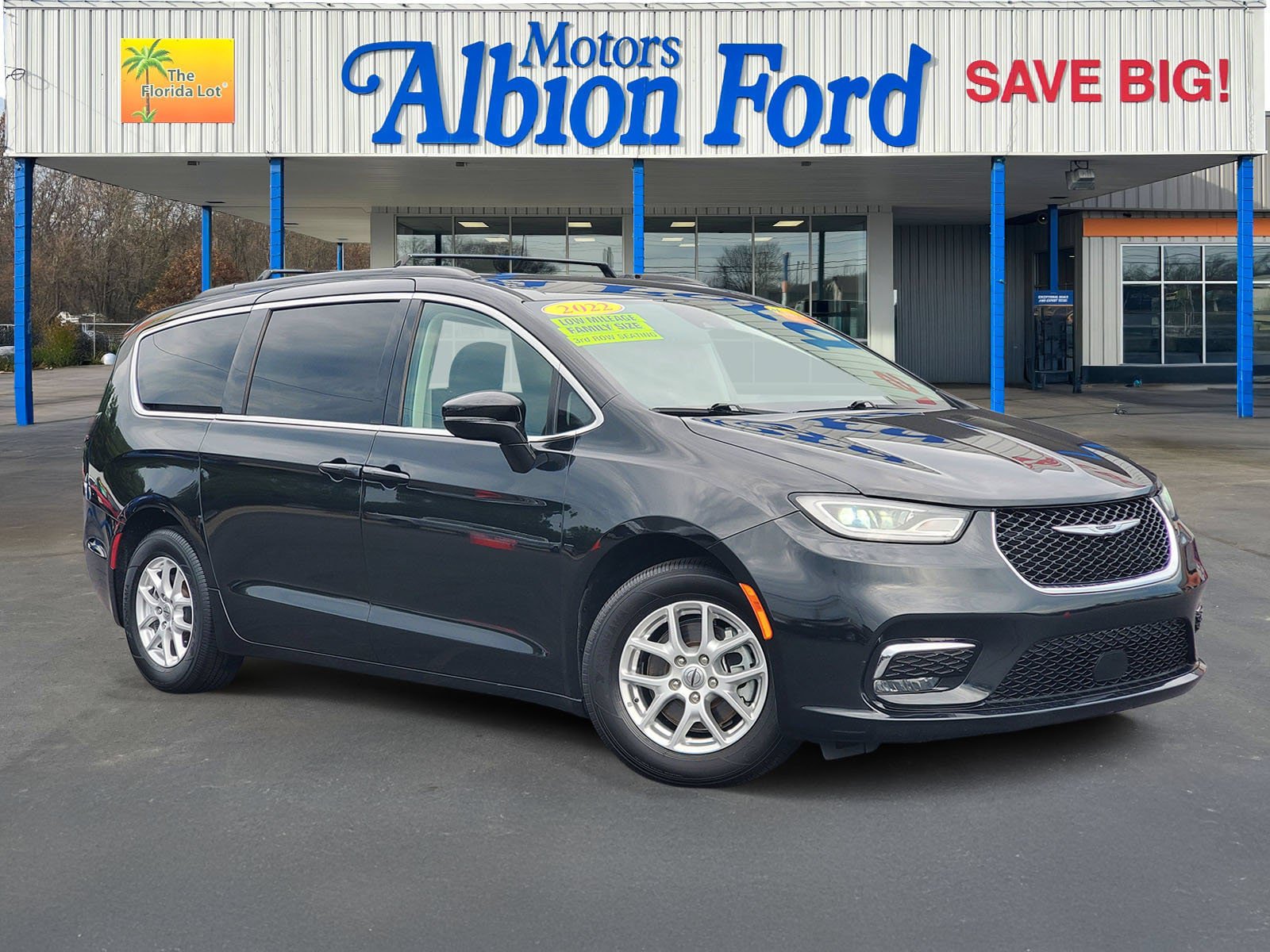 Used 2022 Chrysler Pacifica Touring-L FWD image 1