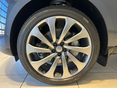 New 2025 Land Rover Range Rover SE image 10