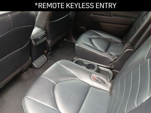 Used 2022 Toyota Highlander XLE image 11