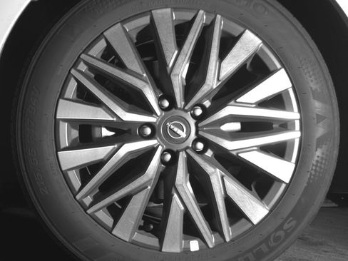Used 2025 Nissan Altima 2.5 SV FWD image 12