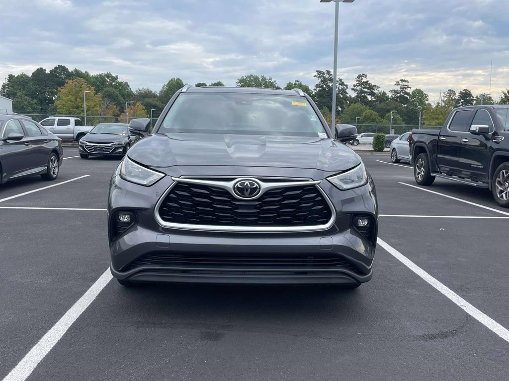 Used 2020 Toyota Highlander XLE FWD image 2