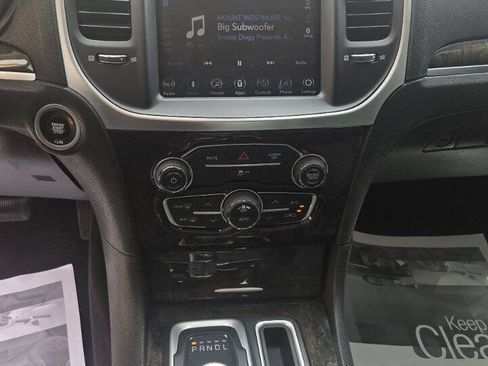 Used 2019 Chrysler 300 Limited RWD image 10